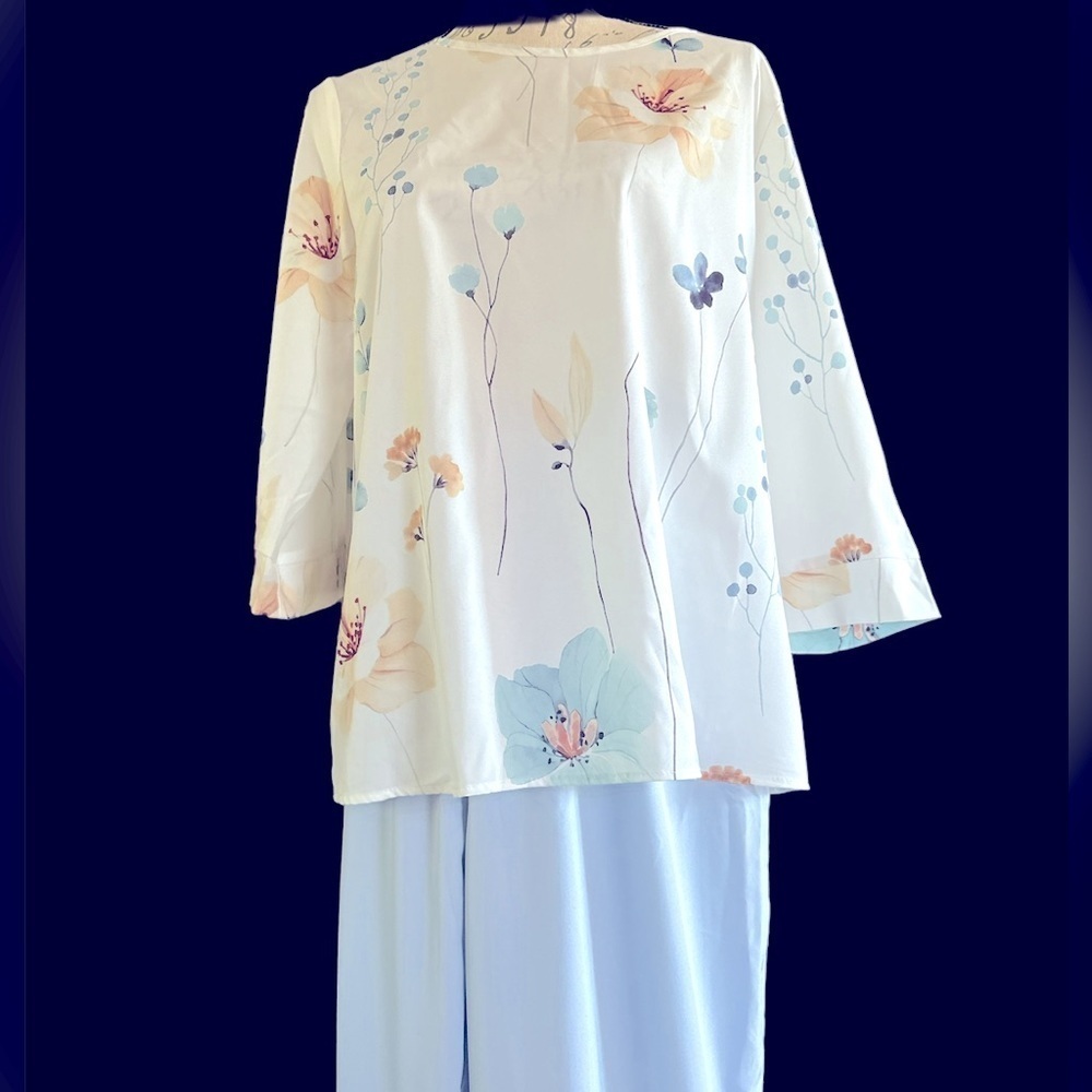Beautiful 2pc outfit, Shirt has 3/4 sleeve, with a tulip hem on the crop pants.